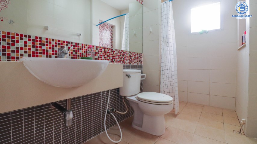 บ้านเดี่ยวมือสองนนทบุรี ม.ชวนชื่น โมดัส แจ้งวัฒนะ สุดคุ้ม! กับบ้านหลังใหญ่ ตกแต่งพร้อมอยู่ พื้นที่กว่า 52.3 ตร.ว. ฟังก์ชัน 3 นอน 3 น้ำ 2 ที่จอดรถ บรรยากาศเงียบสงบ เป็นส่วนตัว บนทำเลหายาก! ใกล้เซ็นทรัลแจ้งวัฒนะ ทางด่วนแจ้งวัฒนะ และเมืองทองธานี รองรับรถไฟฟ้าสายสีชมพู "สถานีเลี่ยงเมืองปากเกร็ด"...